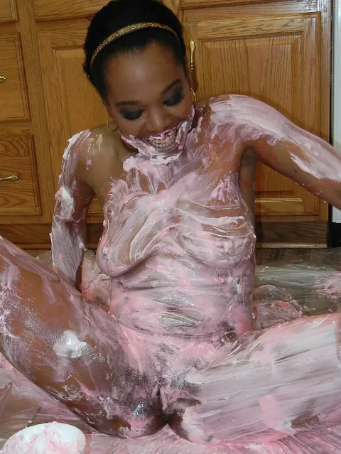 Kelly Stylz: Ebony MILF Spreads Her Pussy in the Kitchen – photo 13 of 21
