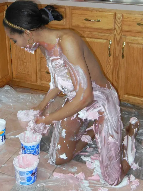 Kelly Stylz: Ebony MILF Spreads Her Pussy in the Kitchen – photo 4 of 21
