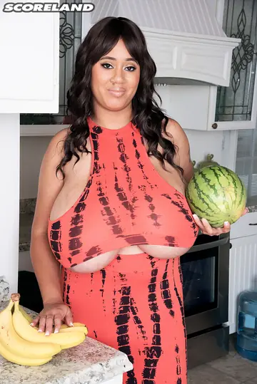 Roxi Red – Tall Ebony MILF Undresses and Spreads Her Pussy