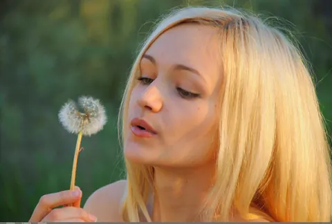 Blonde Woman Spreads Her Pussy in Daylight – photo 2 of 21