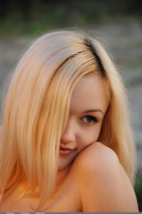 Blonde Woman Spreads Her Pussy in Daylight – photo 11 of 21