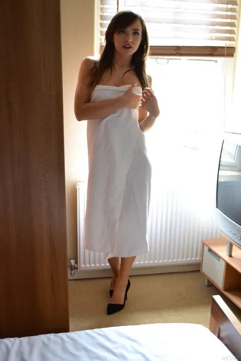 Petite Hairy Brunette Poses in Heels on a Hotel Bed – photo 20 of 21