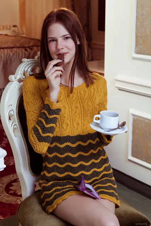 Juliett Lea: Skinny Redhead Fingers and Spreads on a Chair – photo 1 of 18