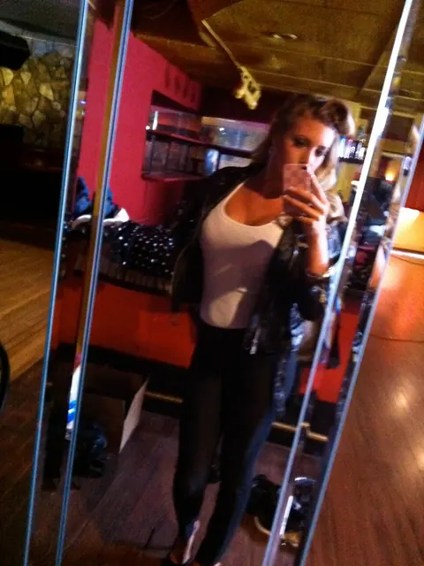 Samantha Saint: Thick Blonde Spreads Her Pussy in a Mirror Selfie – photo 7 of 20