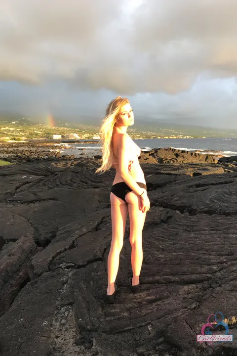 Chloe Foster: Petite Blonde Strips Out of Her Bikini on the Beach – photo 16 of 21