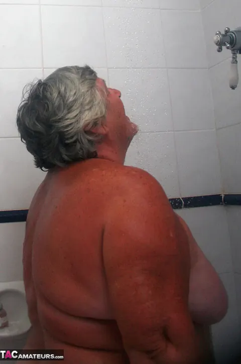 British BBW Poses Nude in the Bathroom – photo 17 of 20