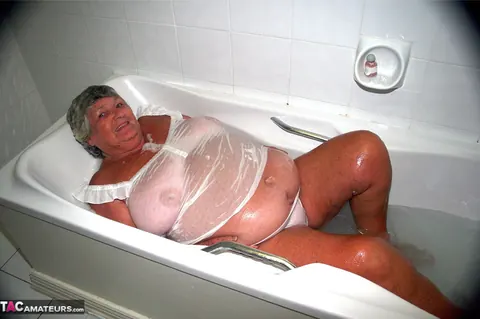 British BBW Poses Nude in the Bathroom – photo 4 of 20