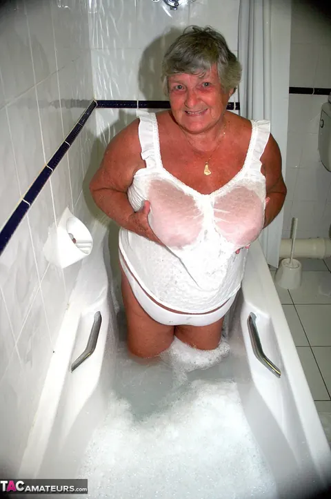 British BBW Poses Nude in the Bathroom – photo 3 of 20