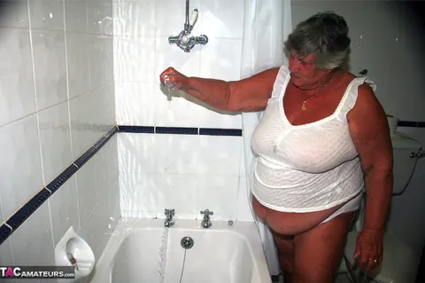 British BBW Poses Nude in the Bathroom – photo 2 of 20
