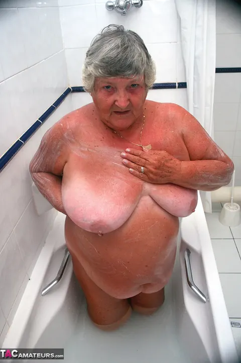 British BBW Poses Nude in the Bathroom – photo 12 of 20