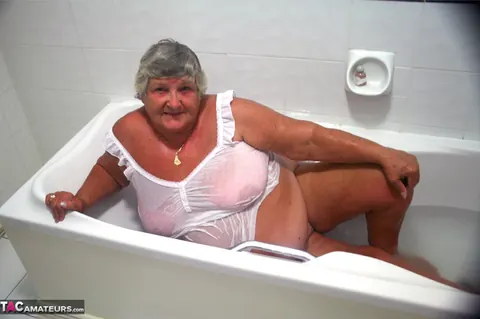 British BBW Poses Nude in the Bathroom – photo 7 of 20