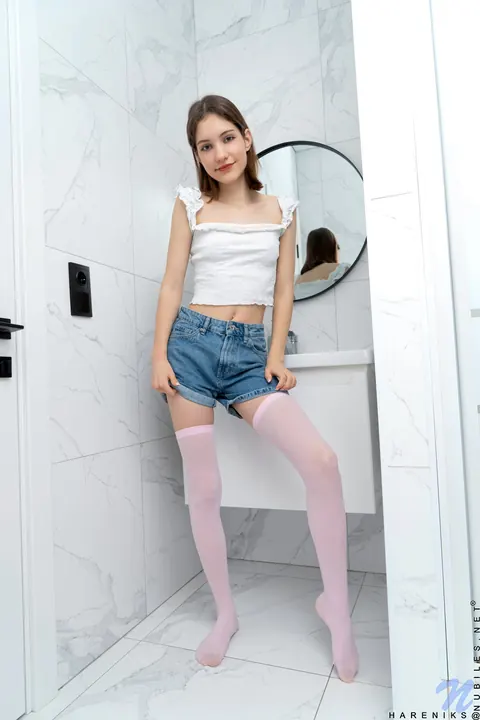 Slim Short-Haired Babe Uses a Dildo on Her Shaved Pussy in the Bathroom – photo 1 of 16