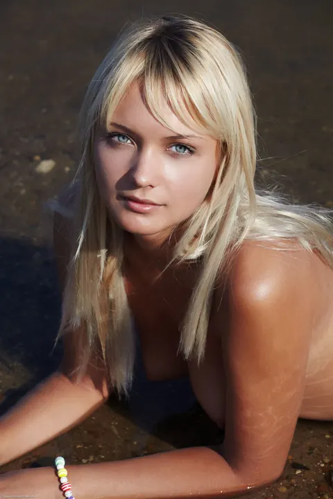 Petite Blonde Shows Her Hairy Pussy on the Beach – photo 13 of 20