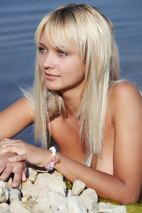 Petite Blonde Shows Her Hairy Pussy on the Beach – photo 3 of 20