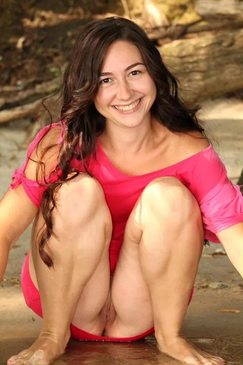 Woman Bares All and Poses for a Glamour Gallery – photo 8 of 21