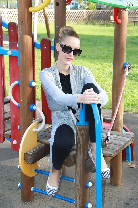 Woman in Glasses Poses Outdoors – photo 11 of 16