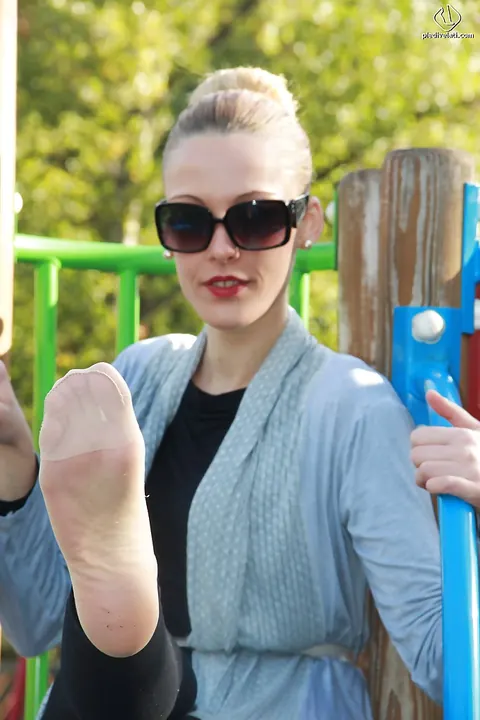 Woman in Glasses Poses Outdoors – photo 5 of 16