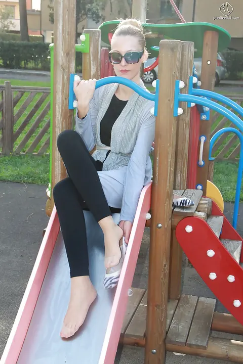 Woman in Glasses Poses Outdoors – photo 8 of 16