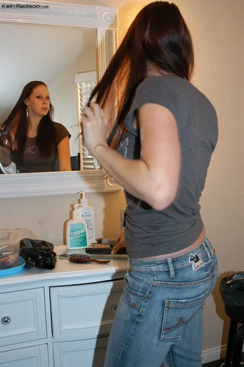 Gianna Michaels: Tall Redhead MILF Shows Her Big Tits in Jeans and Heels – photo 3 of 16
