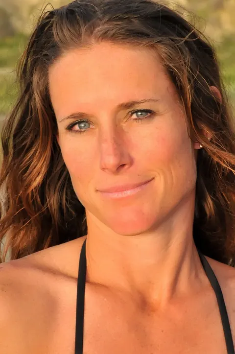 Sofie Marie: Tall Slim MILF Strips Out of Her Bikini on the Beach – photo 20 of 21