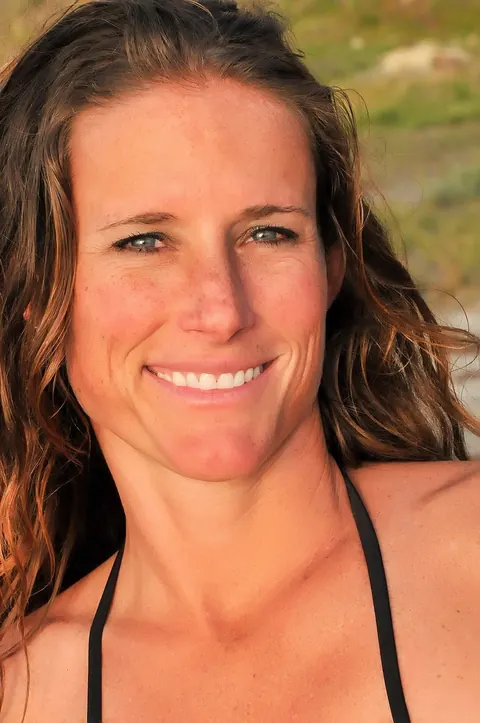 Sofie Marie: Tall Slim MILF Strips Out of Her Bikini on the Beach – photo 18 of 21