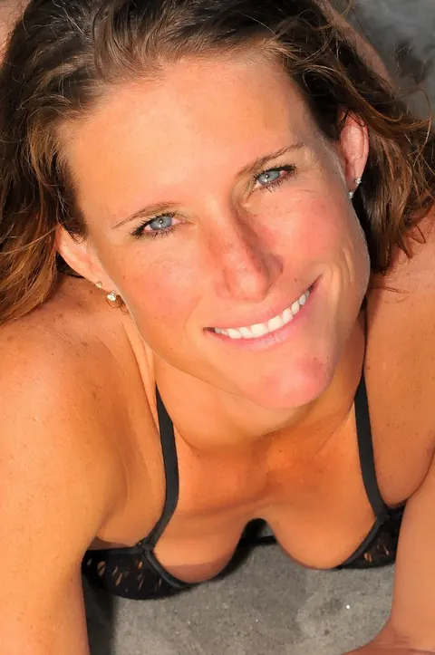 Sofie Marie: Tall Slim MILF Strips Out of Her Bikini on the Beach – photo 13 of 21
