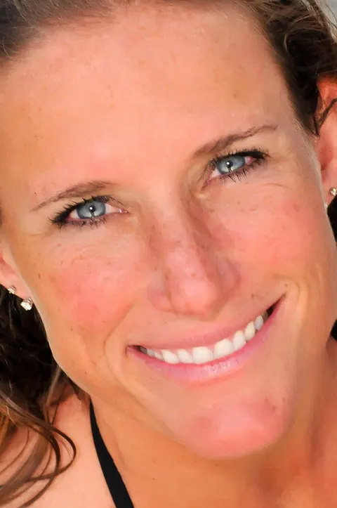 Sofie Marie: Tall Slim MILF Strips Out of Her Bikini on the Beach – photo 17 of 21