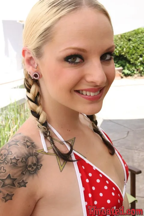 Faye Runaway: Petite Blonde Peels Off Her Bikini and Spreads Her Pussy – photo 2 of 21