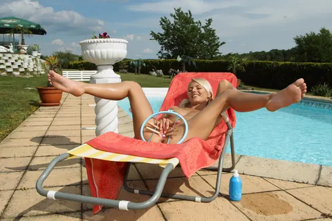 Pinky June: Tanned Czech Blonde Flaunts Her Oiled Body and Spreads at the Pool – photo 20 of 21