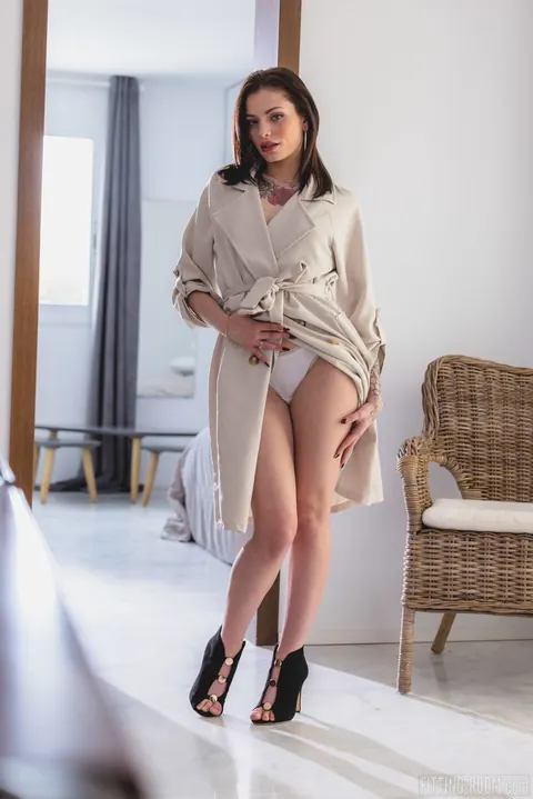 Clara Mia: European Brunette Reveals Her Perfect Ass – photo 2 of 10