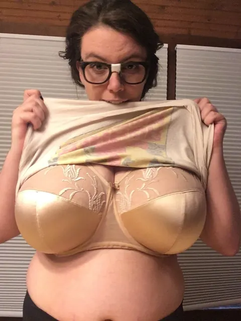 Lovely Lilith: Curvy Brunette MILF with Big Tits Poses in Glasses – photo 5 of 15