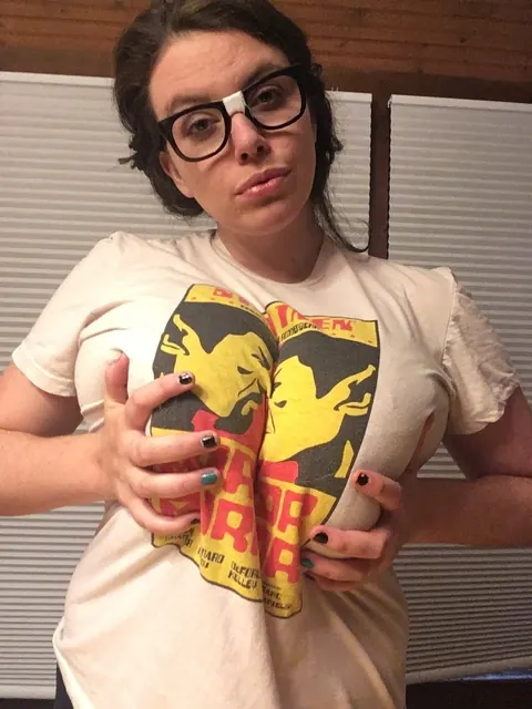 Lovely Lilith: Curvy Brunette MILF with Big Tits Poses in Glasses – photo 4 of 15