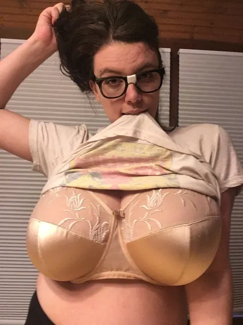 Lovely Lilith: Curvy Brunette MILF with Big Tits Poses in Glasses – photo 7 of 15