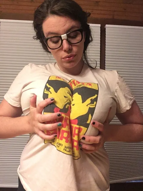 Lovely Lilith: Curvy Brunette MILF with Big Tits Poses in Glasses – photo 3 of 15