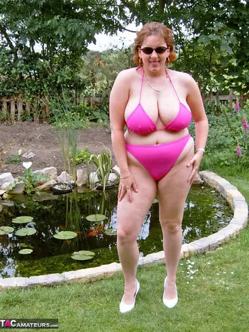 Curvy Claire – Curvy British MILF Strips Off Her Bikini in the Garden to Finger Her Pussy