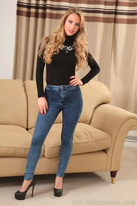 Thick Blonde Strips Out of Her Jeans and Stockings – photo 1 of 20