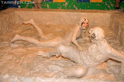 Two Naked Women Wrestle and Kiss in Mud – photo 6 of 15