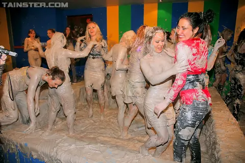 Two Naked Women Wrestle and Kiss in Mud – photo 14 of 15