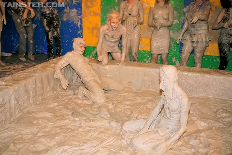 Two Naked Women Wrestle and Kiss in Mud – photo 10 of 15