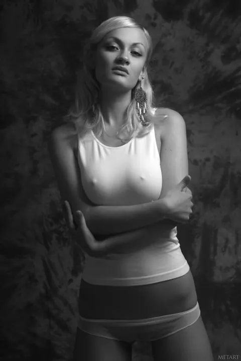 Daria B: Tall Blonde with Big Tits Poses Nude – photo 2 of 21
