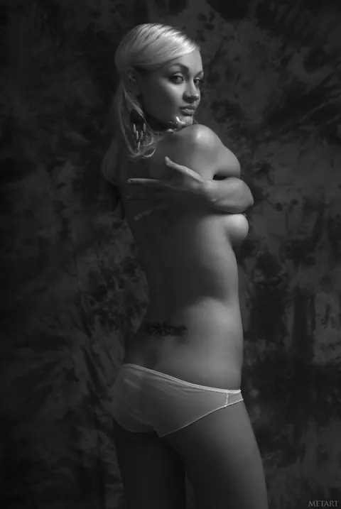 Daria B: Tall Blonde with Big Tits Poses Nude – photo 4 of 21