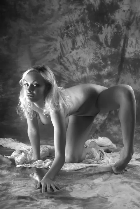 Daria B: Tall Blonde with Big Tits Poses Nude – photo 14 of 21