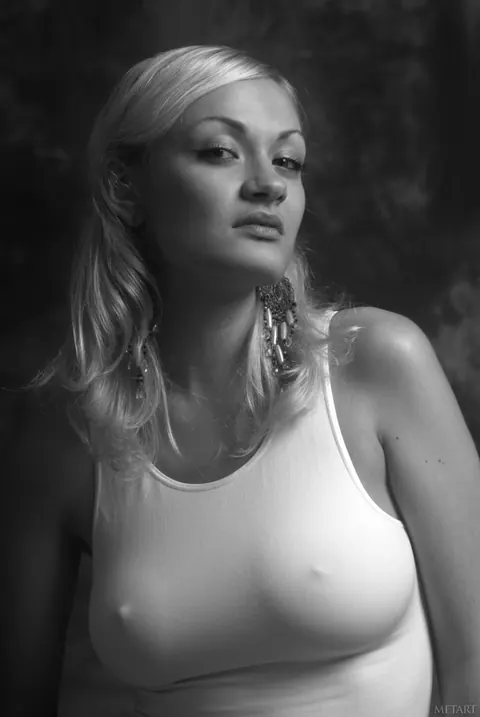 Daria B: Tall Blonde with Big Tits Poses Nude – photo 1 of 21
