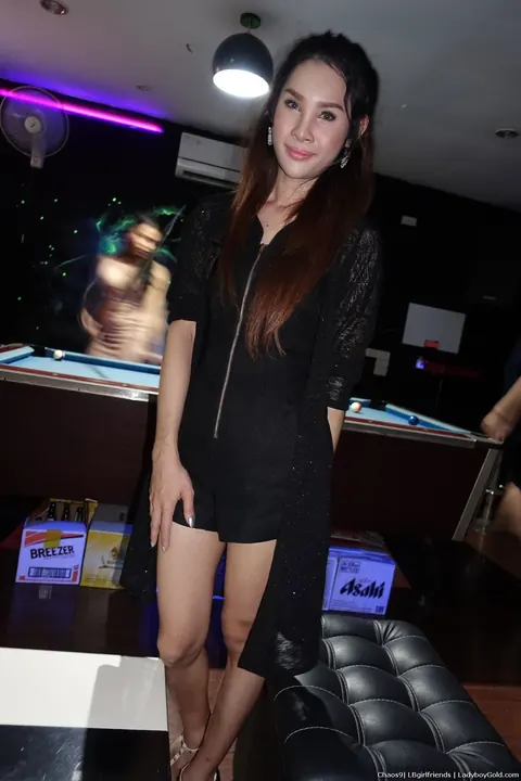 Thai Trans Woman Joins a Threesome in a Bar – photo 2 of 16