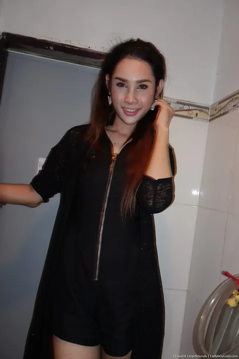 Thai Trans Woman Joins a Threesome in a Bar – photo 10 of 16
