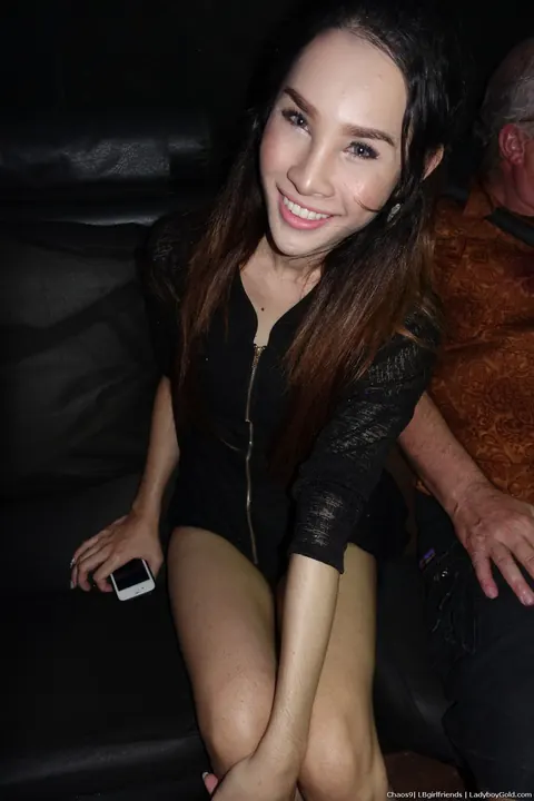 Thai Trans Woman Joins a Threesome in a Bar – photo 8 of 16