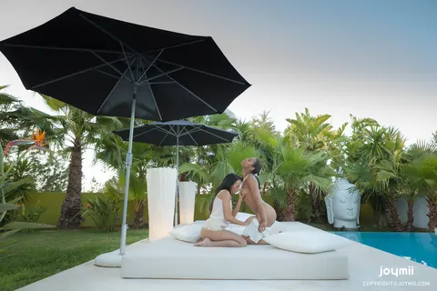 Gina Devine & Misty Stone: Slim Ebony Brunette Has Lesbian Poolside Sex – photo 4 of 20