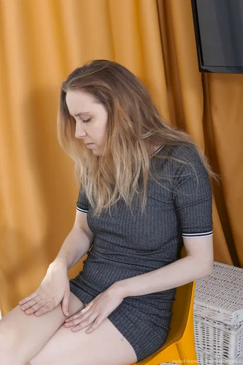 Isabel Stern: Blonde Amateur Bares Her Hairy Pussy and Fingers Herself – photo 2 of 21