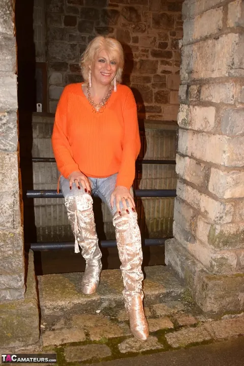 Curvy Mature Blonde Reveals Lingerie and Boots in a Hotel – photo 6 of 16