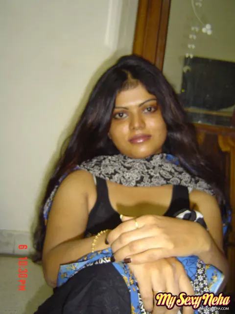 Indian Woman Poses for Self-Portraits – photo 14 of 15